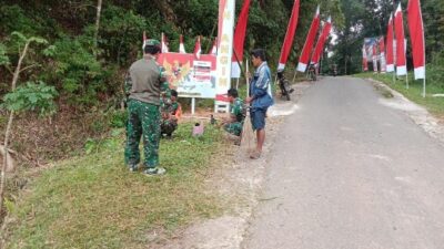 Wujud Kepedulian Kepada Lingkungan, Personil Koramil 1414-05/Sanggalangi Gotong Royong Bersama Warga Bersihkan Jalan