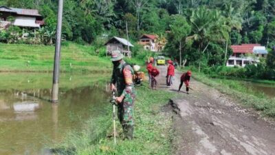 Peduli Lingkungan Bersih, Personil Koramil 1414-06/Sangalla Gotong Royong Bersihkan Ruas Jalan