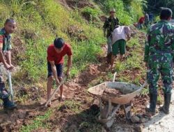 TNI Bersama Warga Gotong Royong Kerja Bakti Bersihkan Selokan di Wilayah Binaan