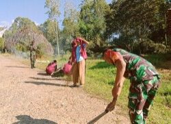 Bantu Kebersihan Lingkungan, Personil Koramil 1414-04/Sesean Gotong Royong Bersihkan Ruas Jalan