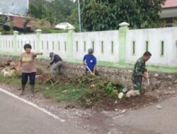 Personil Koramil 1414-07/Mengkendek Gotong Royong Bersama Warga Melaksanakan Pembersihan Selokan