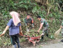 Wujud Kepdulian Lingkungan, Personil Koramil 1414-06/Sangalla Kodim 1414/Tator Gotong Royong Bersama Warga Melaksanakan Pembersihan Ruas Jalan