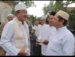 Bupati Anwar Sadat Berikan Bantuan Kursi Roda di Safari Subuh