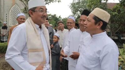 Bupati Anwar Sadat Berikan Bantuan Kursi Roda di Safari Subuh