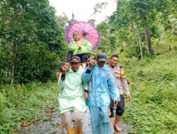 Akibat Cuaca Buruk Warga Polman yang Sakit Ditandu Menuju Pelayanan Kesehatan