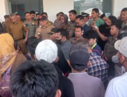 Ratusan Guru Honorer Demo di Kantor DPRD Mamuju, Minta PPPK “Titipan” Dicoret