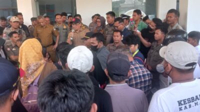 Ratusan Guru Honorer Demo di Kantor DPRD Mamuju, Minta PPPK “Titipan” Dicoret