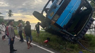 Laka Tunggal di Jalan Poros Majene-Mamuju, Truk Fuso Terbalik