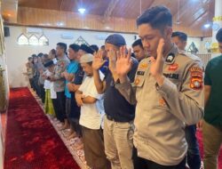 Bersama Warga, Polres Majene Gelar Shalat Gaib untuk 3 Anggota Polri yang Gugur di Way Kanan