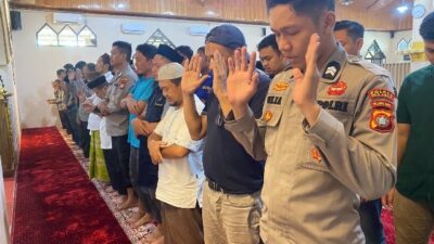 Bersama Warga, Polres Majene Gelar Shalat Gaib untuk 3 Anggota Polri yang Gugur di Way Kanan