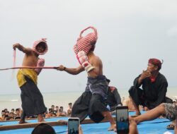 Tradisi Ojung Semarakkan Pantai Badur, Dorong Wisata Budaya Sumenep