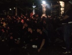 Hingga Malam Massa Aksi Penolakan Tambang Pasir Masih Bertahan di Kantor Gubernur Sulbar