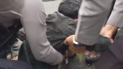 Viral…!!! Video Dugaan Oknum Polisi Aniaya Peserta Aksi Saat Demo di Kantor Gubernur Sulbar
