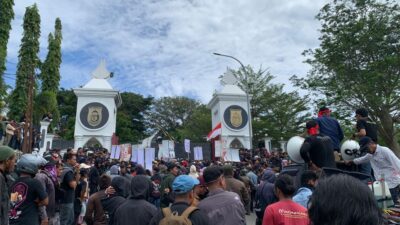 Ingin Bertemu Gubernur Sulbar, Warga Desak Cabut Izin Tambang Pasir di Mamuju