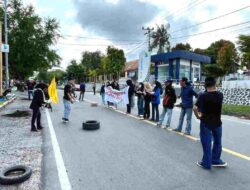 PMII Majene Protes Lambatnya Pelayanan KTP, Polres Majene Kawal Aksi dengan Humanis