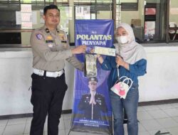 Giat Polantas Menyapa, Unit Regident Satlantas Polres Majene Bagikan Souvenir Kepada Wajib Pajak Tertib