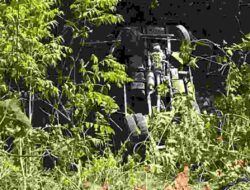 Dump Truck Muatan Bahan Bangunan Terjun Jurang 30 Meter di Mamuju, 1 Tewas 1 Luka Berat