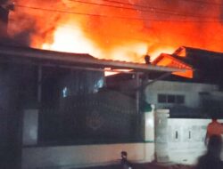 Api Mengamuk di Tengah Malam! Dua Rumah di Polewali Ludes Terbakar, Kerugian Ditaksir Ratusan Juta Rupiah