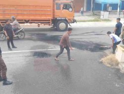 Usai Aksi Demo, Kejaksaan dan Mahasiswa Gotong Royong Bersihkan Jalan dari Sisa Bakar Ban