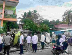 Truk Hilang Kendali di Tikungan Majene, Hantam Gardu dan Avanza Parkir