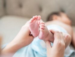 TANGISAN DI SAAT SUBUH: Bayi Laki-Laki Ditemukan Terbuang di Drainase, Tubuh Telanjang
