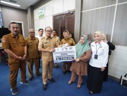 Gubernur Suhardi Duka Salurkan Modal Usaha Rp5 Juta untuk 200 Keluarga Miskin Ekstrem Sulbar