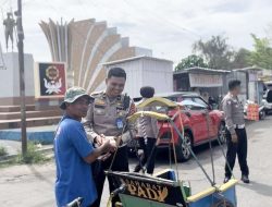 Unit Regident Satlantas Polres Majene Berbagi Sembako ke Panti Asuhan dan Makanan ke Pengguna Jalan